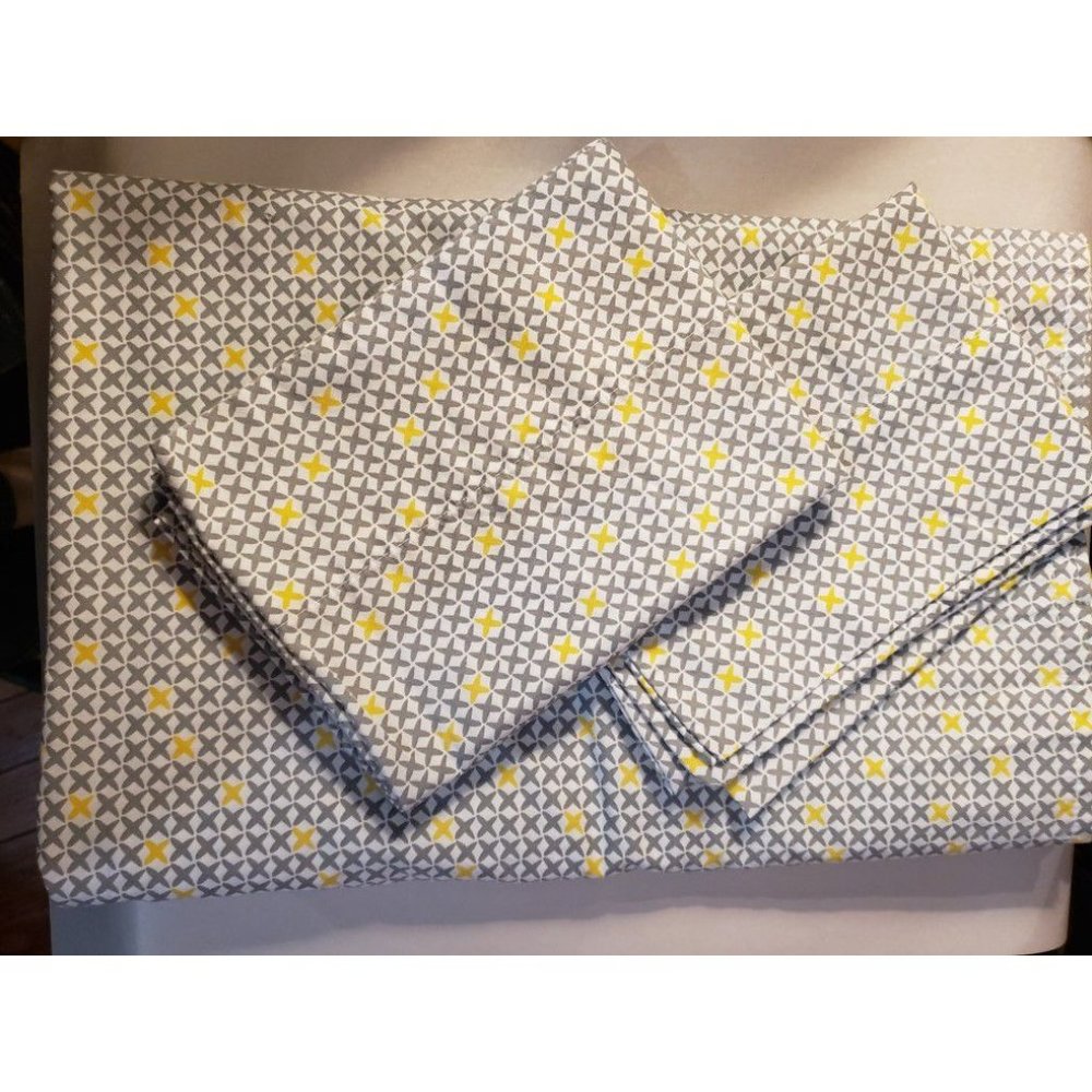 Room Essentials Full Flat Sheet And 2 Matching Pillow Cases